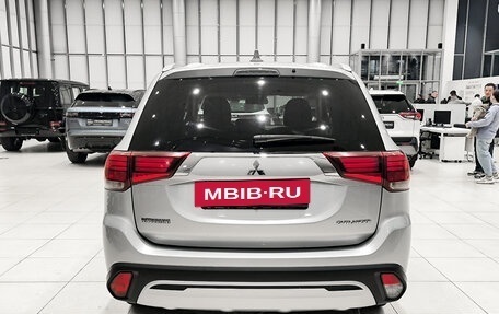 Mitsubishi Outlander III рестайлинг 3, 2018 год, 1 995 000 рублей, 6 фотография