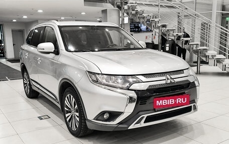 Mitsubishi Outlander III рестайлинг 3, 2018 год, 1 995 000 рублей, 3 фотография