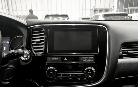 Mitsubishi Outlander III рестайлинг 3, 2018 год, 1 995 000 рублей, 15 фотография