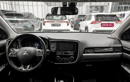 Mitsubishi Outlander III рестайлинг 3, 2018 год, 1 995 000 рублей, 14 фотография