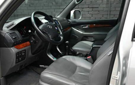 Toyota Land Cruiser Prado 120 рестайлинг, 2006 год, 2 300 000 рублей, 24 фотография
