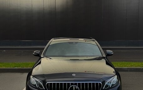Mercedes-Benz E-Класс, 2018 год, 3 200 000 рублей, 1 фотография