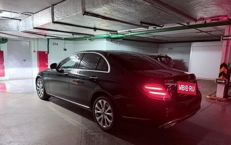 Mercedes-Benz E-Класс, 2019 год, 3 950 000 рублей, 4 фотография