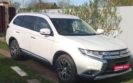 Mitsubishi Outlander III рестайлинг 3, 2016 год, 1 680 000 рублей, 1 фотография