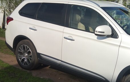 Mitsubishi Outlander III рестайлинг 3, 2016 год, 1 680 000 рублей, 2 фотография