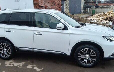 Mitsubishi Outlander III рестайлинг 3, 2016 год, 1 680 000 рублей, 5 фотография