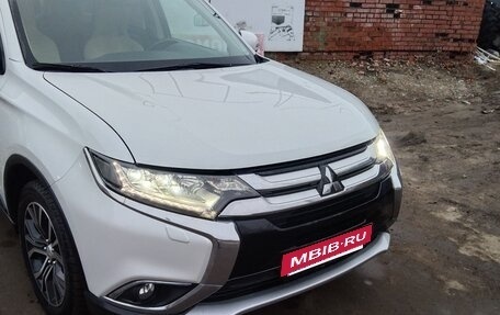 Mitsubishi Outlander III рестайлинг 3, 2016 год, 1 680 000 рублей, 4 фотография
