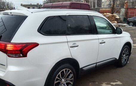 Mitsubishi Outlander III рестайлинг 3, 2016 год, 1 680 000 рублей, 10 фотография