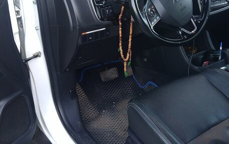 Mitsubishi Outlander III рестайлинг 3, 2016 год, 1 680 000 рублей, 19 фотография