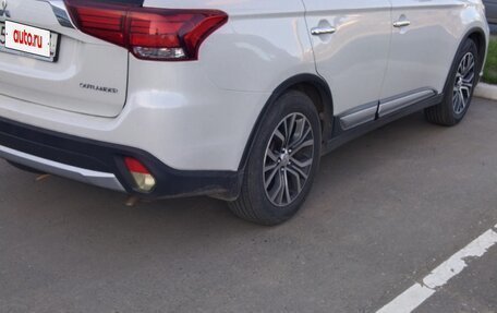 Mitsubishi Outlander III рестайлинг 3, 2016 год, 1 680 000 рублей, 17 фотография