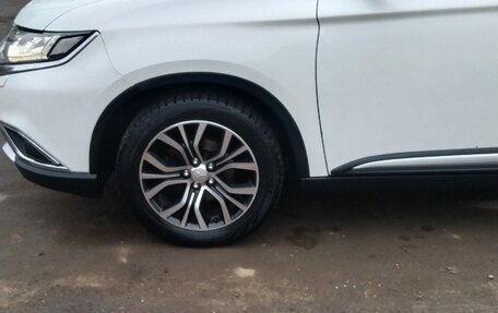 Mitsubishi Outlander III рестайлинг 3, 2016 год, 1 680 000 рублей, 13 фотография