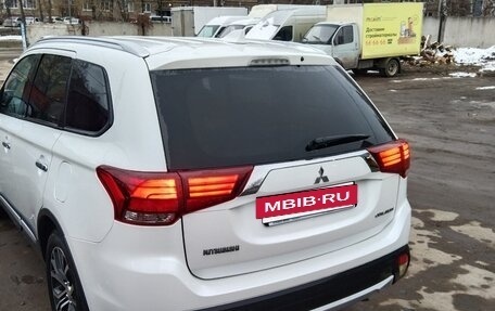 Mitsubishi Outlander III рестайлинг 3, 2016 год, 1 680 000 рублей, 9 фотография
