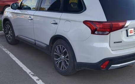 Mitsubishi Outlander III рестайлинг 3, 2016 год, 1 680 000 рублей, 28 фотография