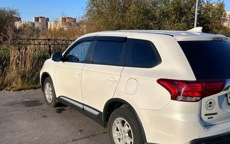 Mitsubishi Outlander III рестайлинг 3, 2018 год, 1 650 000 рублей, 5 фотография