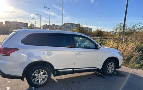 Mitsubishi Outlander III рестайлинг 3, 2018 год, 1 650 000 рублей, 12 фотография