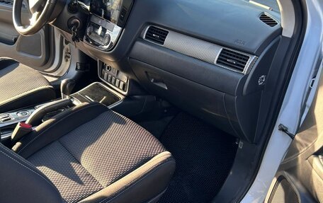 Mitsubishi Outlander III рестайлинг 3, 2018 год, 1 650 000 рублей, 14 фотография