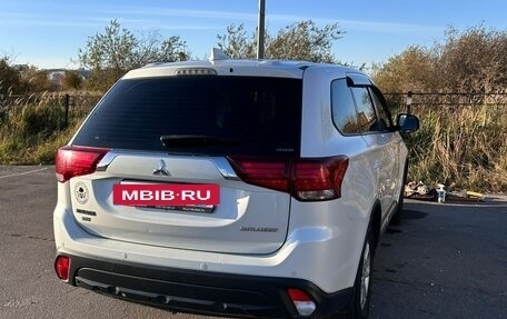 Mitsubishi Outlander III рестайлинг 3, 2018 год, 1 650 000 рублей, 13 фотография