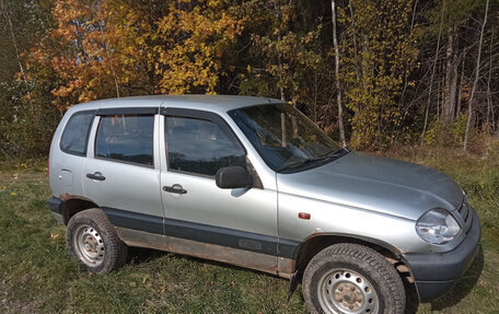 Chevrolet Niva I рестайлинг, 2004 год, 180 000 рублей, 2 фотография