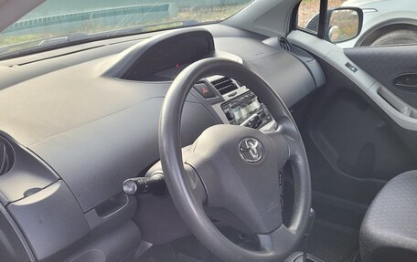 Toyota Yaris III рестайлинг, 2009 год, 500 000 рублей, 15 фотография