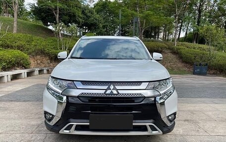 Mitsubishi Outlander III рестайлинг 3, 2022 год, 1 670 000 рублей, 2 фотография
