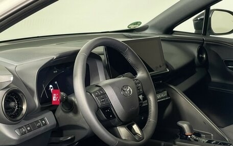 Toyota C-HR, 2024 год, 4 700 000 рублей, 13 фотография