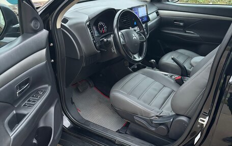 Mitsubishi Outlander III рестайлинг 3, 2013 год, 1 399 000 рублей, 9 фотография