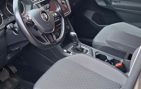 Volkswagen Tiguan II, 2018 год, 2 300 000 рублей, 3 фотография