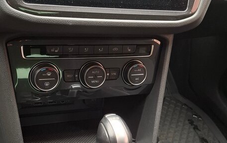 Volkswagen Tiguan II, 2018 год, 2 300 000 рублей, 4 фотография