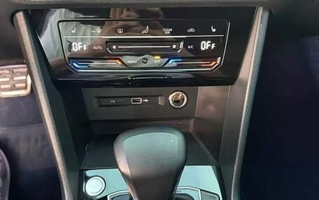 Volkswagen Tiguan II, 2022 год, 2 550 000 рублей, 11 фотография