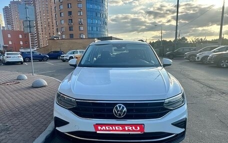 Volkswagen Tiguan II, 2021 год, 3 000 000 рублей, 1 фотография