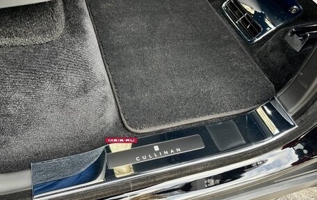 Rolls-Royce Cullinan, 2019 год, 37 000 000 рублей, 17 фотография