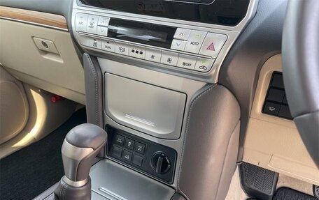 Toyota Land Cruiser Prado 150 рестайлинг 2, 2022 год, 3 850 001 рублей, 18 фотография