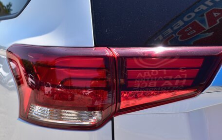 Mitsubishi Outlander III рестайлинг 3, 2021 год, 2 210 000 рублей, 10 фотография