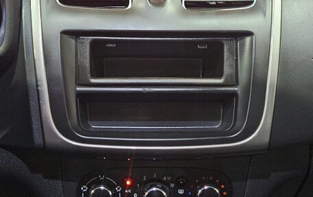 Renault Logan II, 2018 год, 745 000 рублей, 13 фотография