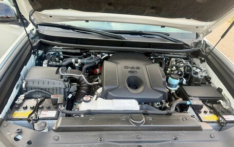 Toyota Land Cruiser Prado 150 рестайлинг 2, 2022 год, 8 200 000 рублей, 5 фотография