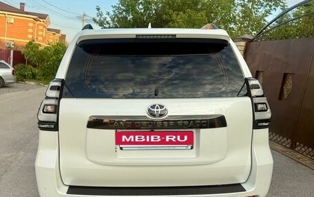 Toyota Land Cruiser Prado 150 рестайлинг 2, 2022 год, 8 200 000 рублей, 4 фотография