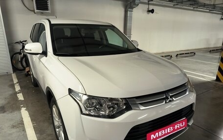 Mitsubishi Outlander III рестайлинг 3, 2014 год, 1 450 000 рублей, 2 фотография