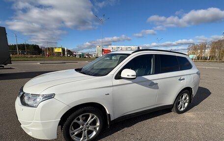 Mitsubishi Outlander III рестайлинг 3, 2014 год, 1 700 000 рублей, 12 фотография