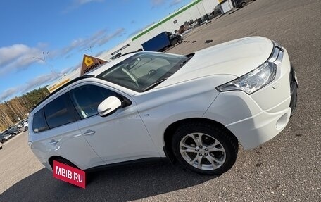 Mitsubishi Outlander III рестайлинг 3, 2014 год, 1 700 000 рублей, 10 фотография