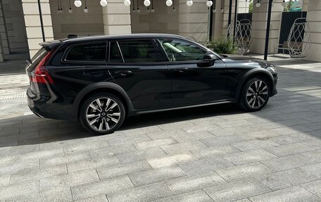 Volvo V60 Cross Country II, 2020 год, 2 650 000 рублей, 4 фотография