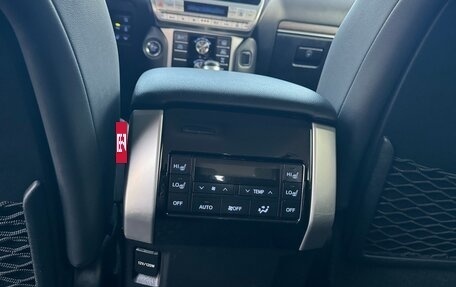 Toyota Land Cruiser Prado 150 рестайлинг 2, 2018 год, 4 000 000 рублей, 7 фотография