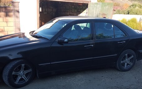 Mercedes-Benz E-Класс, 2000 год, 700 000 рублей, 1 фотография