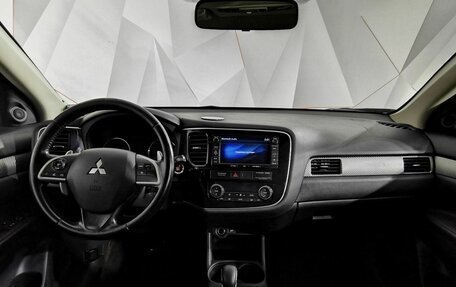 Mitsubishi Outlander III рестайлинг 3, 2013 год, 1 695 000 рублей, 10 фотография