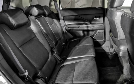 Mitsubishi Outlander III рестайлинг 3, 2013 год, 1 695 000 рублей, 12 фотография