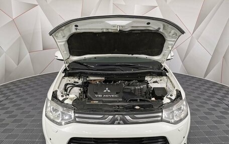 Mitsubishi Outlander III рестайлинг 3, 2013 год, 1 695 000 рублей, 18 фотография