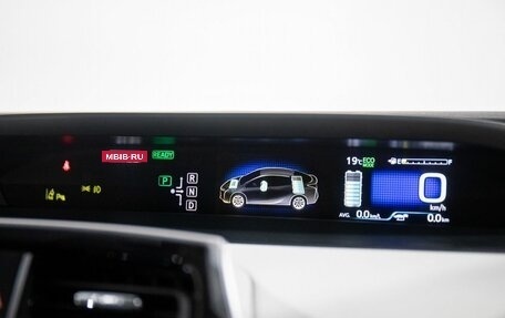 Toyota Prius IV XW50, 2017 год, 1 699 000 рублей, 12 фотография
