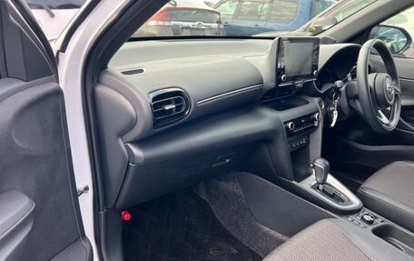Toyota Yaris Cross, 2022 год, 1 800 000 рублей, 26 фотография