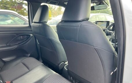 Toyota Yaris Cross, 2022 год, 1 800 000 рублей, 32 фотография