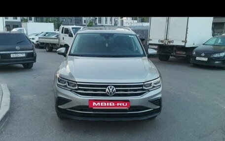 Volkswagen Tiguan II, 2021 год, 3 149 999 рублей, 2 фотография