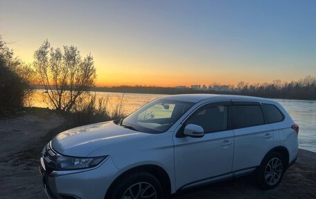 Mitsubishi Outlander III рестайлинг 3, 2015 год, 1 740 000 рублей, 1 фотография